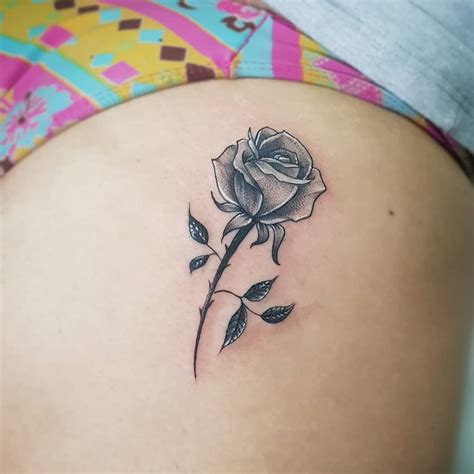 tattoo de flor na bunda|Euller Martins 